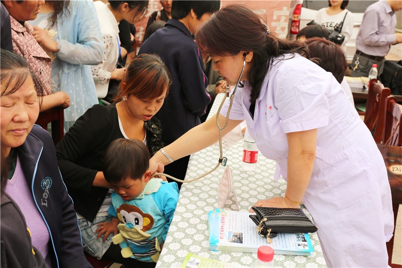 铜川矿务局中心医院在广阳镇卫生院开展义诊活动