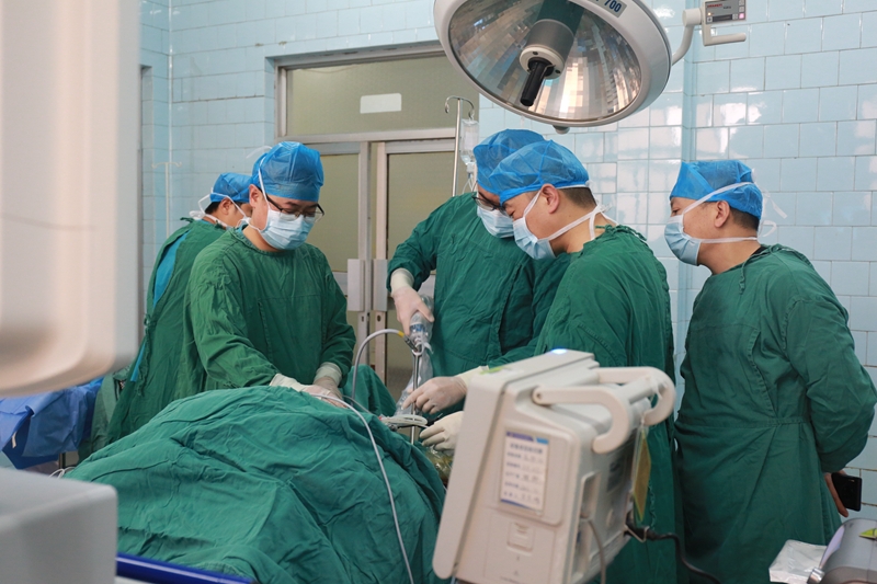 铜川矿务局中心医院成功开展首例胸乳入路腔镜下甲状腺腺叶切除术