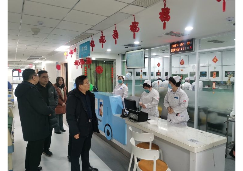 铜川矿务局中心医院领导春节慰问奋战在一线的医务人员:你们辛苦了！